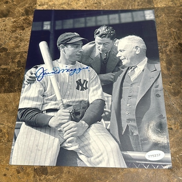 - Autographed 8 x 10 photo Joe DiMaggio New York Yankees​ - Picture 1 of 1